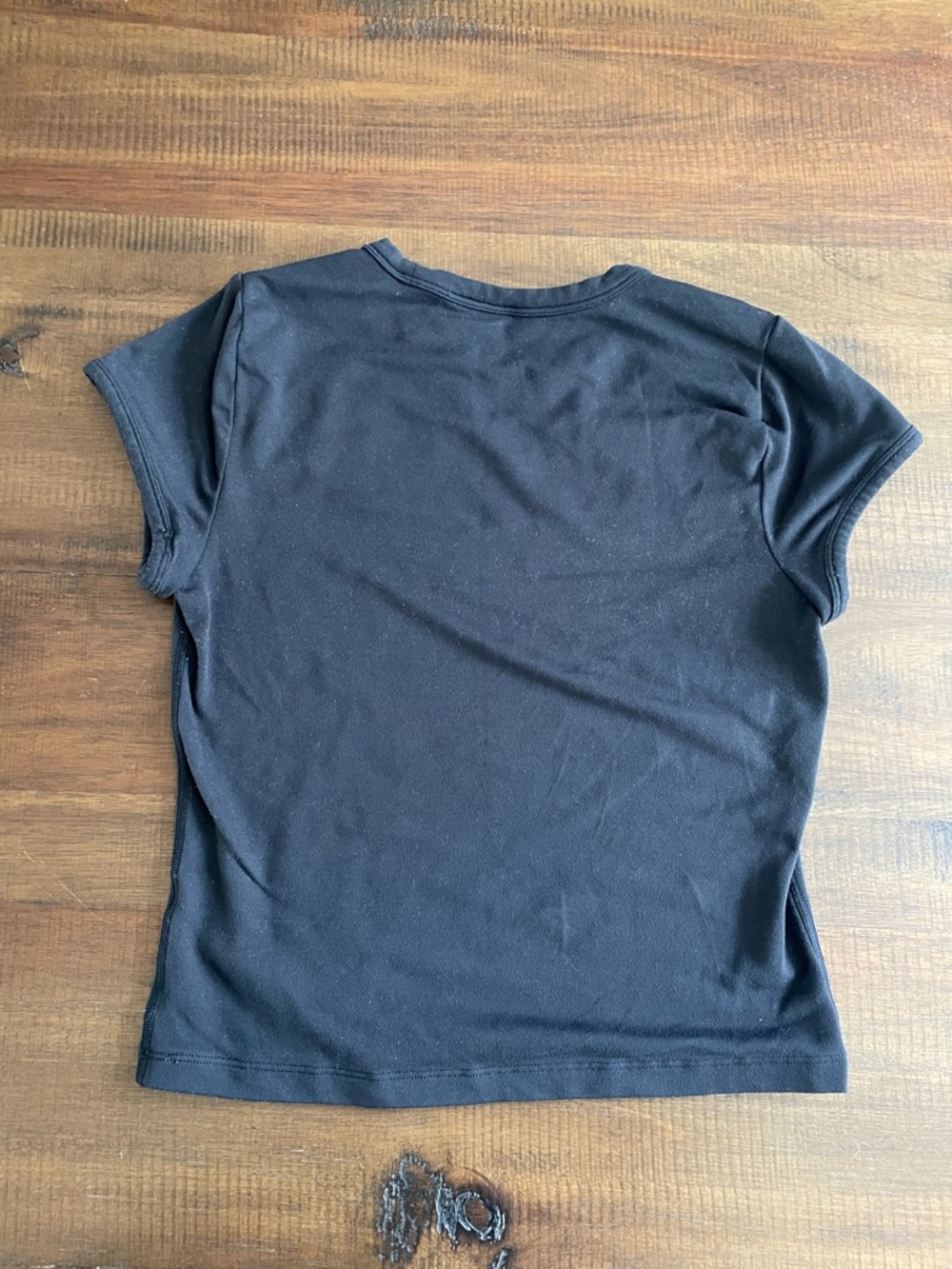 Vuori Black Short Sleeve Cropped Tee with Logo Tag - Picture 4 of 4